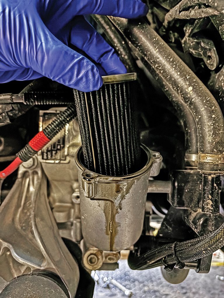 Removal of dirty oil filter Can-Am Maverick R